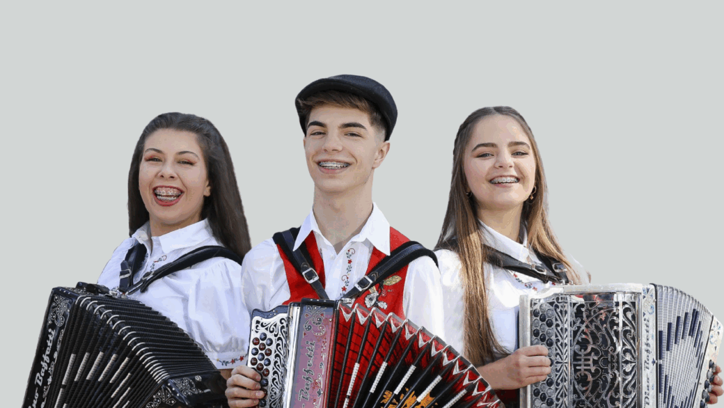 Marotos da Concertina: Samuel e Eduarda com concertinas no estúdio Its Showtime, promovendo o sucesso da Música Popular Portuguesa na CamoesTV Canadá.